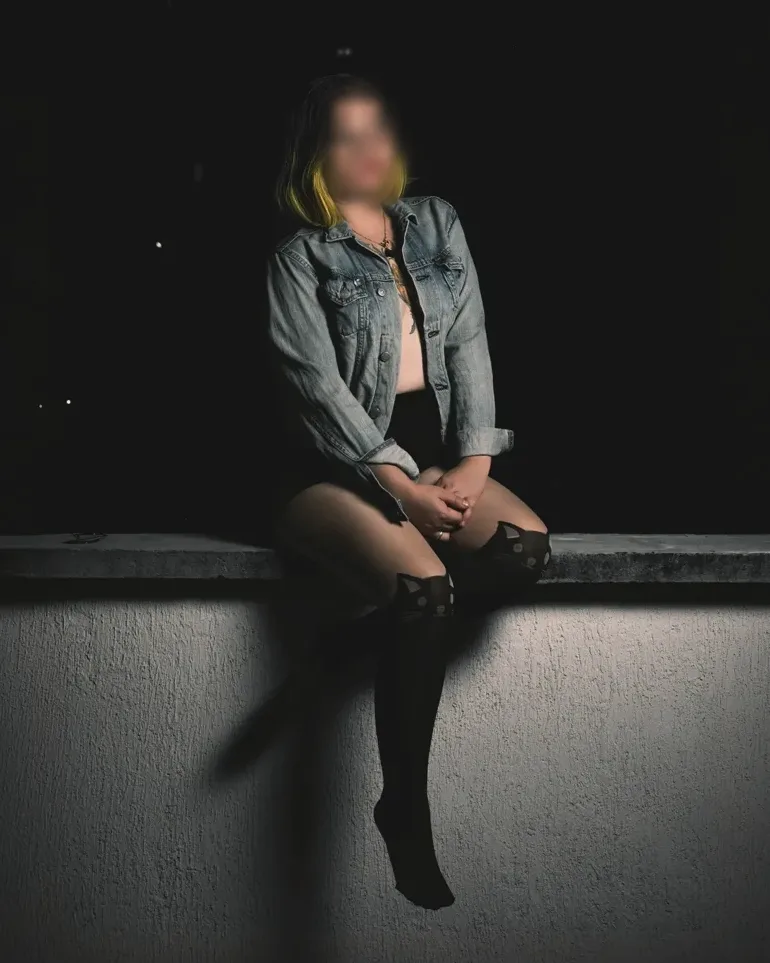 Manuela, 32