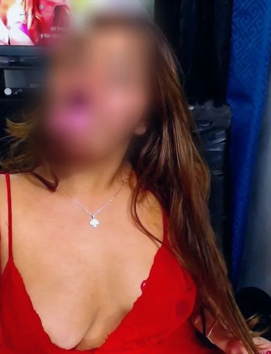 Manuela, 27