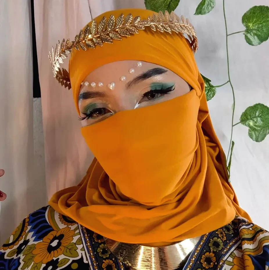 Nora, 28