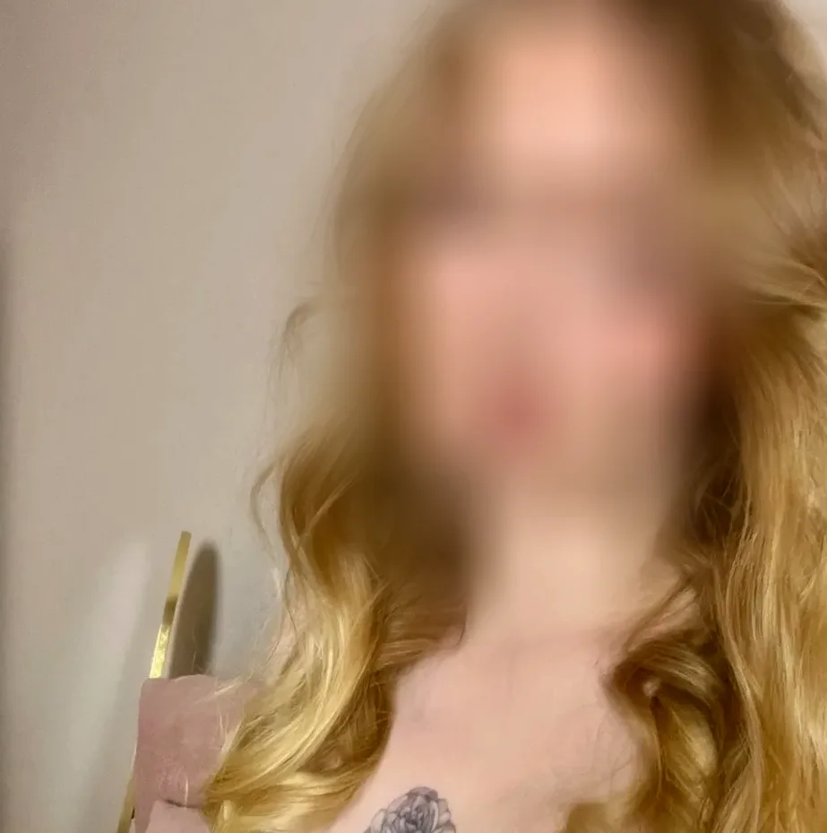 Sandra, 23