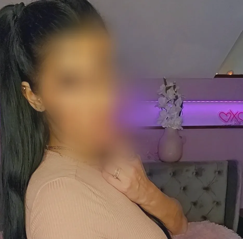 Sandra, 33